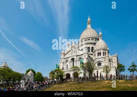 Menge vor der Sacré-Coeur de Montmartre Kathedrale, Montmartre, Paris, Ile-de-France, Frankreich Stockfoto