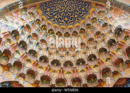 Dekorative muqarnas vaulting in der Iwan Eingang von Abdulaziz Khan Medrese, Buchara, Usbekistan Stockfoto