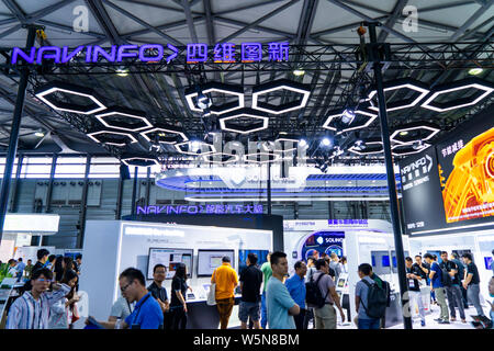 ---- Leute besuchen den Stand der Chinesischen Traffic Information Services Provider Navinfo während der 2018 International Consumer Electronics Show in Asien ( Stockfoto