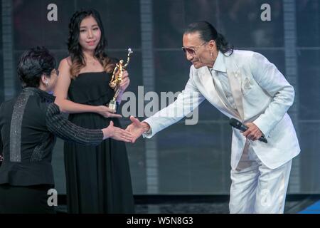 Hong Kong Chief Executive Carrie Lam Cheng Yuet-ngor präsentiert den "Lifetime Achievement Award" Trophäe zu Hong Kong Schauspieler und Produzenten Patrick Tse-duri Stockfoto