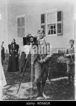 Franklin D. Roosevelt, stehend mit der Kamera in Fairhaven, Massachusetts, das Delano Familie Homestead Stockfoto