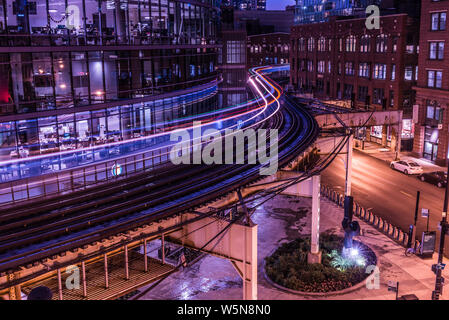 Leichte Wanderwege, von zwei Chicago EL Züge, aus Brunnen Kinzie Parkplatz Garage, Nähe Bahnhof Merchandise Mart, in der Dämmerung Stockfoto