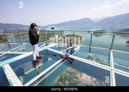 Touristen genießen die Landschaft auf der 99 Meter hohen gläsernen Turm an der Lushan Xihai scenic Spot in Conghua City, der ostchinesischen Provinz Jiangxi, 7 Ap Stockfoto