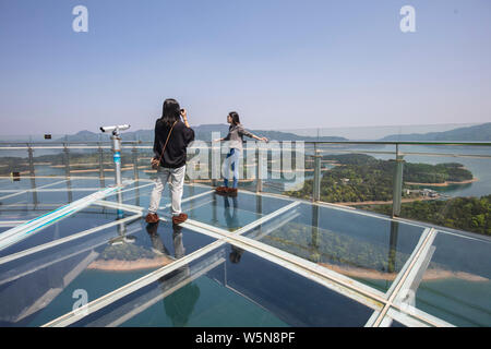 Touristen genießen die Landschaft auf der 99 Meter hohen gläsernen Turm an der Lushan Xihai scenic Spot in Conghua City, der ostchinesischen Provinz Jiangxi, 7 Ap Stockfoto