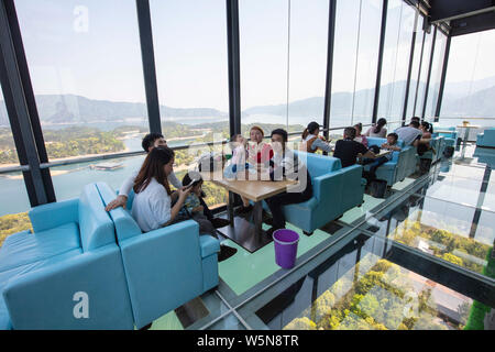 Touristen genießen die Landschaft auf der 99 Meter hohen gläsernen Turm an der Lushan Xihai scenic Spot in Conghua City, der ostchinesischen Provinz Jiangxi, 7 Ap Stockfoto
