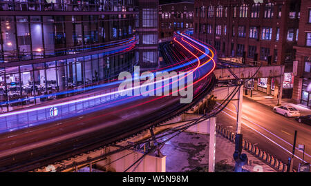 Leichte Wanderwege, von zwei Chicago EL Züge, aus Brunnen Kinzie Parkplatz Garage, Nähe Bahnhof Merchandise Mart, in der Dämmerung Stockfoto