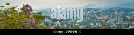 Die kleine Paris in Vietnam Da Lat Stadtbild. Kopie des Eiffelturms auf Hintergrund. Blick vom Berg von Dalat, Vietnam. Hochauflösende panorama Stockfoto