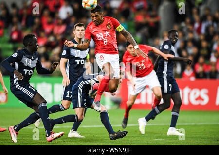 Brasilianische Fußballspieler Paulinho, top, der von China Guangzhou Evergrande Taobao F.C. Köpfe die Kugel gegen Spieler der Australien Melbourne Victory F Stockfoto