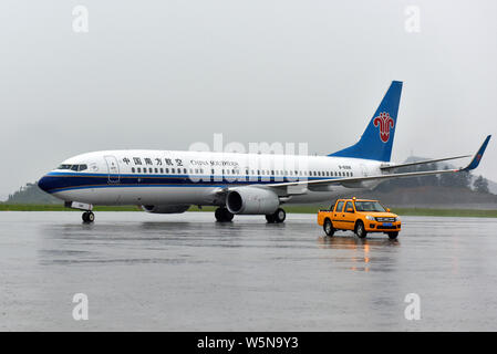 --FILE - eine Boeing 737-800 Düsenflugzeug von China Southern Airlines landet auf dem lijiang Maotai Flughafen in Renhuai Stadt, im Südwesten Chinas Provinz Guizhou, 2 Stockfoto