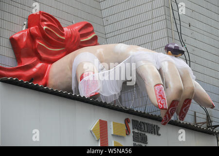 Eine riesige Skulptur, die Umrisse einer Hand mit weißem Garn abgedeckt ist auf der Oberfläche der Gebäude in der Stadt Xi'an im Nordwesten Chinas Shaanxi installiert Stockfoto