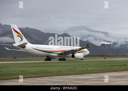 ---- Ein Flugzeug von Tibet Airlines auf der Lhasa Automatisches Kleinteilelager * Allgemeines Künstlerlexikon * Flughafen in Lhasa Stadt, im Südwesten Chinas Autonomen Region Tibet, 19. Juli 2018. Stockfoto