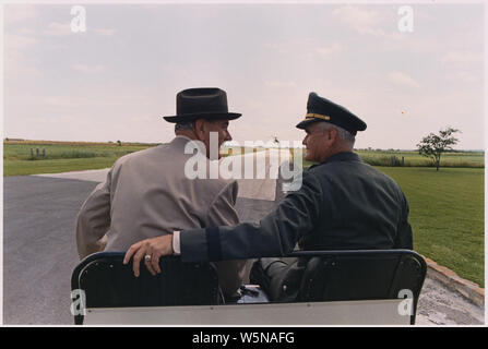 General William Westmoreland und Präsident Lyndon B. Johnson an der LBJ Ranch; Umfang und Inhalt: Ort: LBJ Ranch airstrip. Dargestellt: Präsident Lyndon B. Johnson, General William Westmoreland. Stockfoto