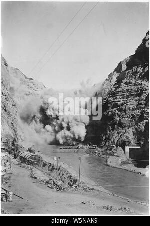 Allgemeine Ansicht des Black Canyon stromaufwärts Richtung damsite angezeigt Bedingungen unmittelbar vor der Abzweigung von Colorado River über Diversion Tunnel Nr. 3 und Nr. 4.; Umfang und Inhalt: Foto aus Band 2 einer Reihe von Fotoalben dokumentiert den Bau des Hoover Dam, Boulder City, Nevada. Stockfoto