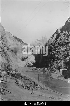 Allgemeine Ansicht des Black Canyon stromaufwärts Richtung damsite angezeigt Bedingungen unmittelbar vor der Abzweigung von Colorado River über Diversion Tunnel Nr. 3 und Nr. 4.; Umfang und Inhalt: Foto aus Band 2 einer Reihe von Fotoalben dokumentiert den Bau des Hoover Dam, Boulder City, Nevada. Stockfoto