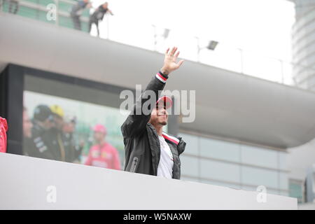 Britische Formel-1-Fahrer Lewis Hamilton Mercedes Wellen zu Fans vor dem Start der Formel 1 Heineken Grand Prix von China 2019 an der Stockfoto