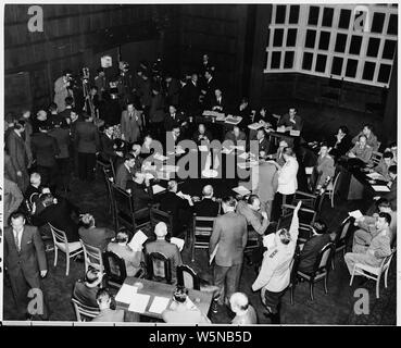 Allgemeine Ansicht der Konferenzraum auf der Potsdamer Konferenz als Präsident Truman, sowjetische Ministerpräsident Josef Stalin, und neu Großbritannien Premierminister Clement Attlee für die Potsdamer Konferenz in Potsdam, Deutschland, Zusammenbauen gewählt. Präsident Truman mit dem Rücken zur Kamera. Stockfoto