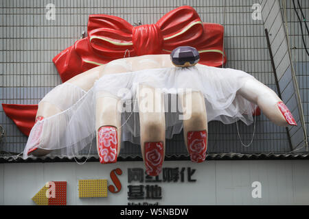 Eine riesige Skulptur, die Umrisse einer Hand mit weißem Garn abgedeckt ist auf der Oberfläche der Gebäude in der Stadt Xi'an im Nordwesten Chinas Shaanxi installiert Stockfoto