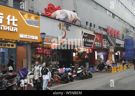 Eine riesige Skulptur, die Umrisse einer Hand mit weißem Garn abgedeckt ist auf der Oberfläche der Gebäude in der Stadt Xi'an im Nordwesten Chinas Shaanxi installiert Stockfoto