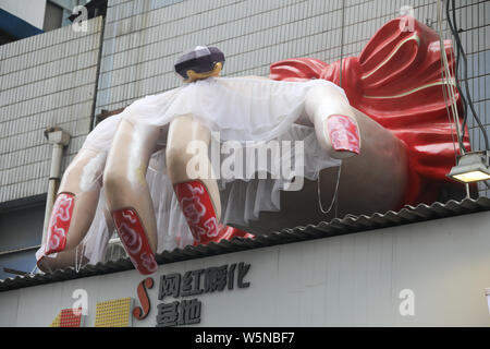 Eine riesige Skulptur, die Umrisse einer Hand mit weißem Garn abgedeckt ist auf der Oberfläche der Gebäude in der Stadt Xi'an im Nordwesten Chinas Shaanxi installiert Stockfoto