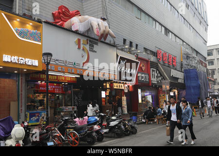 Eine riesige Skulptur, die Umrisse einer Hand mit weißem Garn abgedeckt ist auf der Oberfläche der Gebäude in der Stadt Xi'an im Nordwesten Chinas Shaanxi installiert Stockfoto