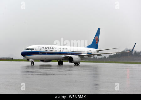 --FILE - eine Boeing 737-800 Düsenflugzeug von China Southern Airlines landet auf dem lijiang Maotai Flughafen in Renhuai Stadt, im Südwesten Chinas Provinz Guizhou, 2 Stockfoto
