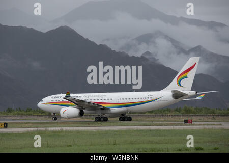 ---- Ein Flugzeug von Tibet Airlines auf der Lhasa Automatisches Kleinteilelager * Allgemeines Künstlerlexikon * Flughafen in Lhasa Stadt, im Südwesten Chinas Autonomen Region Tibet, 19. Juli 2018. Stockfoto