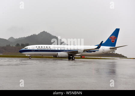 --FILE - eine Boeing 737-800 Düsenflugzeug von China Southern Airlines landet auf dem lijiang Maotai Flughafen in Renhuai Stadt, im Südwesten Chinas Provinz Guizhou, 2 Stockfoto