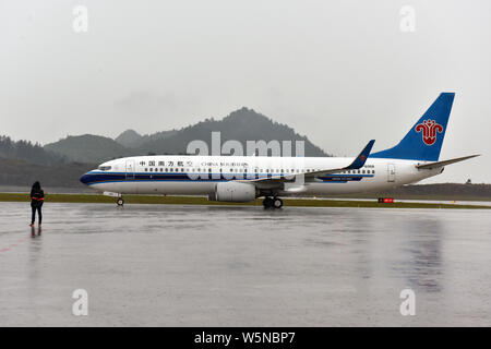 --FILE - eine Boeing 737-800 Düsenflugzeug von China Southern Airlines landet auf dem lijiang Maotai Flughafen in Renhuai Stadt, im Südwesten Chinas Provinz Guizhou, 2 Stockfoto