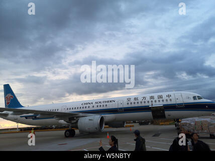 ---- Ein Flugzeug von China Southern Airlines ist auf einem Flughafen in Shanghai, China, 19. Februar 2018 geparkt. China Southern Airlines und China East Stockfoto