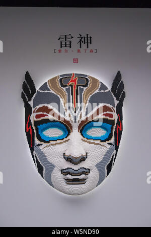 Eine der Peking Oper Maske aus LEGO Steinen gemacht und Gott des Donners im chinesischen Stil Marvel-helden opera Make-up-Ausstellung auf Na Stockfoto