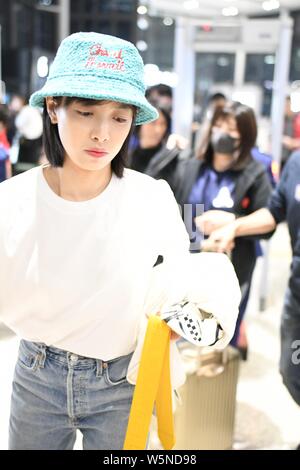 Chinesische Sängerin und Schauspielerin Victoria Song oder Song Qian kommt an einem Flughafen in Shanghai, China, 7. April 2019. Stockfoto