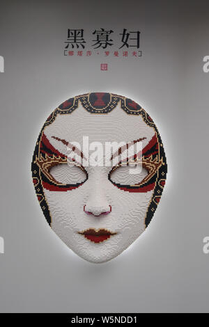Eine der Peking Oper Maske aus LEGO Steinen gemacht und Schwarze Witwe im chinesischen Stil Marvel-helden opera Make-up Ausstellung über Nanji Stockfoto