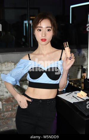 ------ Chinesische Schauspielerin Hu Bingqing besucht eine Fashion Party von Saint Laurent in Shanghai, China, 13. April 2018. Stockfoto