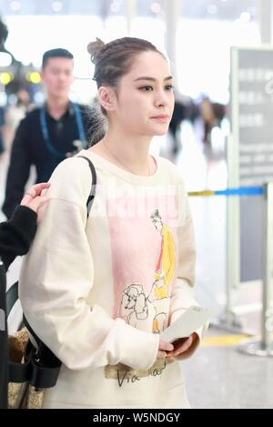 Hong Kong Sängerin und Schauspielerin Gillian Chung der Pop Duo Zwillinge kommt an der Beijing Capital International Flughafen vor dem Abflug in Peking, China, 1. Stockfoto