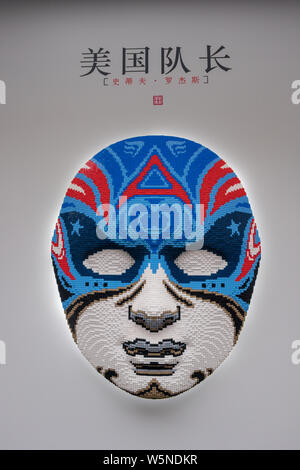 Eine der Peking Oper Maske aus LEGO Steinen gemacht und Captain America ist auf Anzeige an der chinesischen Stil Marvel-helden opera Make-up Ausstellung über N Stockfoto
