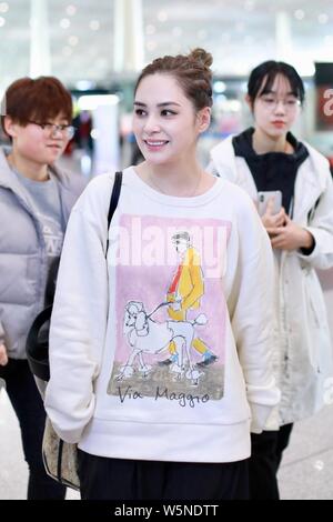 Hong Kong Sängerin und Schauspielerin Gillian Chung der Pop Duo Zwillinge kommt an der Beijing Capital International Flughafen vor dem Abflug in Peking, China, 1. Stockfoto