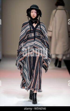 Ein Modell zeigt eine neue Schöpfung an der MSLAN zeigen während der Shanghai Fashion Week Herbst/Winter 2019 in Shanghai, China, 2. April 2019. Stockfoto