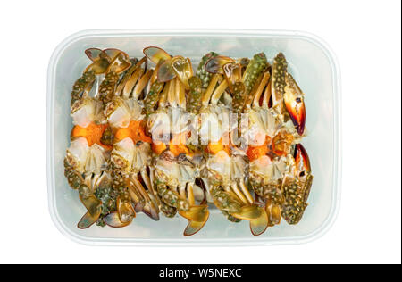 Eingelegte Krebse Eier in Fischsauce pack in Kunststoffbox für die Lieferung. Fisch und Meeresfrüchte. Exotische Menü in Thailand. Eingelegte Krebse Eier in Einweg Stockfoto