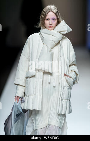 Ein Modell zeigt eine neue Schöpfung an der MSLAN zeigen während der Shanghai Fashion Week Herbst/Winter 2019 in Shanghai, China, 2. April 2019. Stockfoto