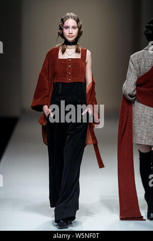 Ein Modell zeigt eine neue Schöpfung an der MSLAN zeigen während der Shanghai Fashion Week Herbst/Winter 2019 in Shanghai, China, 2. April 2019. Stockfoto