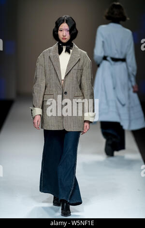 Ein Modell zeigt eine neue Schöpfung an der MSLAN zeigen während der Shanghai Fashion Week Herbst/Winter 2019 in Shanghai, China, 2. April 2019. Stockfoto