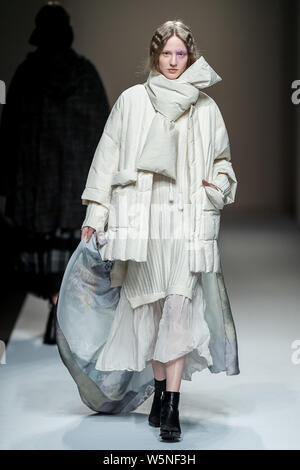 Ein Modell zeigt eine neue Schöpfung an der MSLAN zeigen während der Shanghai Fashion Week Herbst/Winter 2019 in Shanghai, China, 2. April 2019. Stockfoto