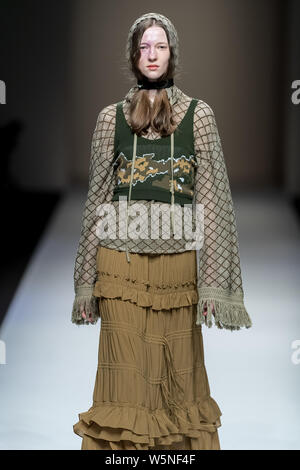 Ein Modell zeigt eine neue Schöpfung an der MSLAN zeigen während der Shanghai Fashion Week Herbst/Winter 2019 in Shanghai, China, 2. April 2019. Stockfoto