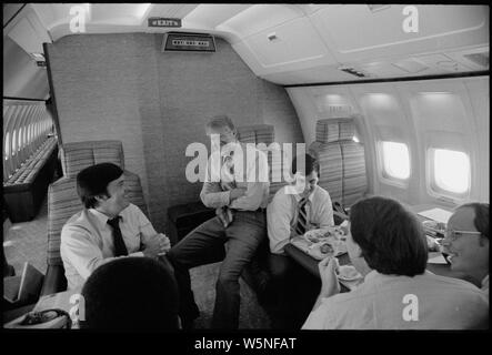 Hamilton Jordan, Jimmy Carter und andere Personal des Weißen Hauses an Bord der Air Force One. Stockfoto