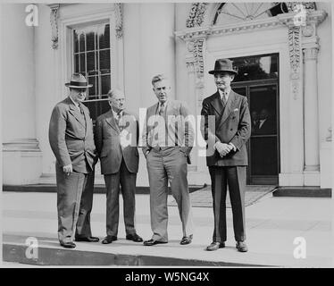 Harold Ickes, Henry A. Wallace, und zwei andere Männer vor dem Weißen Haus während der Zeremonien der Besuch von Prinz Abdul Ilah des Irak in die Vereinigten Staaten Kennzeichnung stehen. Stockfoto