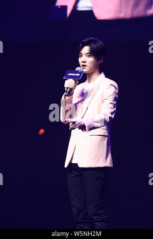 Chinesische Sänger und Schauspieler Lu Han besucht eine Werbeveranstaltung für KONKA in Peking, China, 28. April 2019. Stockfoto