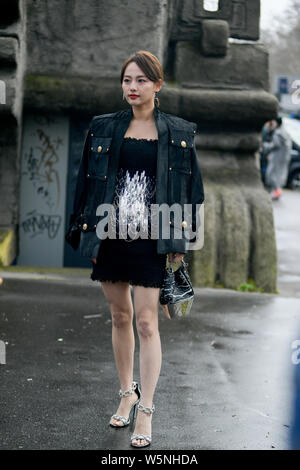 Chinesische Schauspielerin und Sängerin Jenny Zhang oder Zhang Jiani stellt für Straße während der Paris Fashion Week Womenswear Herbst/Winter 2019/2020 Straße sna einrastet Stockfoto