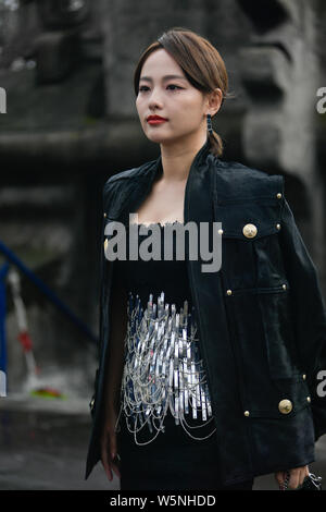 Chinesische Schauspielerin und Sängerin Jenny Zhang oder Zhang Jiani stellt für Straße während der Paris Fashion Week Womenswear Herbst/Winter 2019/2020 Straße sna einrastet Stockfoto