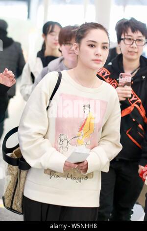 Hong Kong Sängerin und Schauspielerin Gillian Chung der Pop Duo Zwillinge kommt an der Beijing Capital International Flughafen vor dem Abflug in Peking, China, 1. Stockfoto