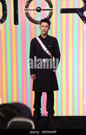 Chinesische Schauspieler Huang Jingyu besucht die Eröffnung Cocktail Party für den Pop-up-store von Dior in Chengdu City, im Südwesten Chinas Provinz Sichuan, 23 Apr. Stockfoto